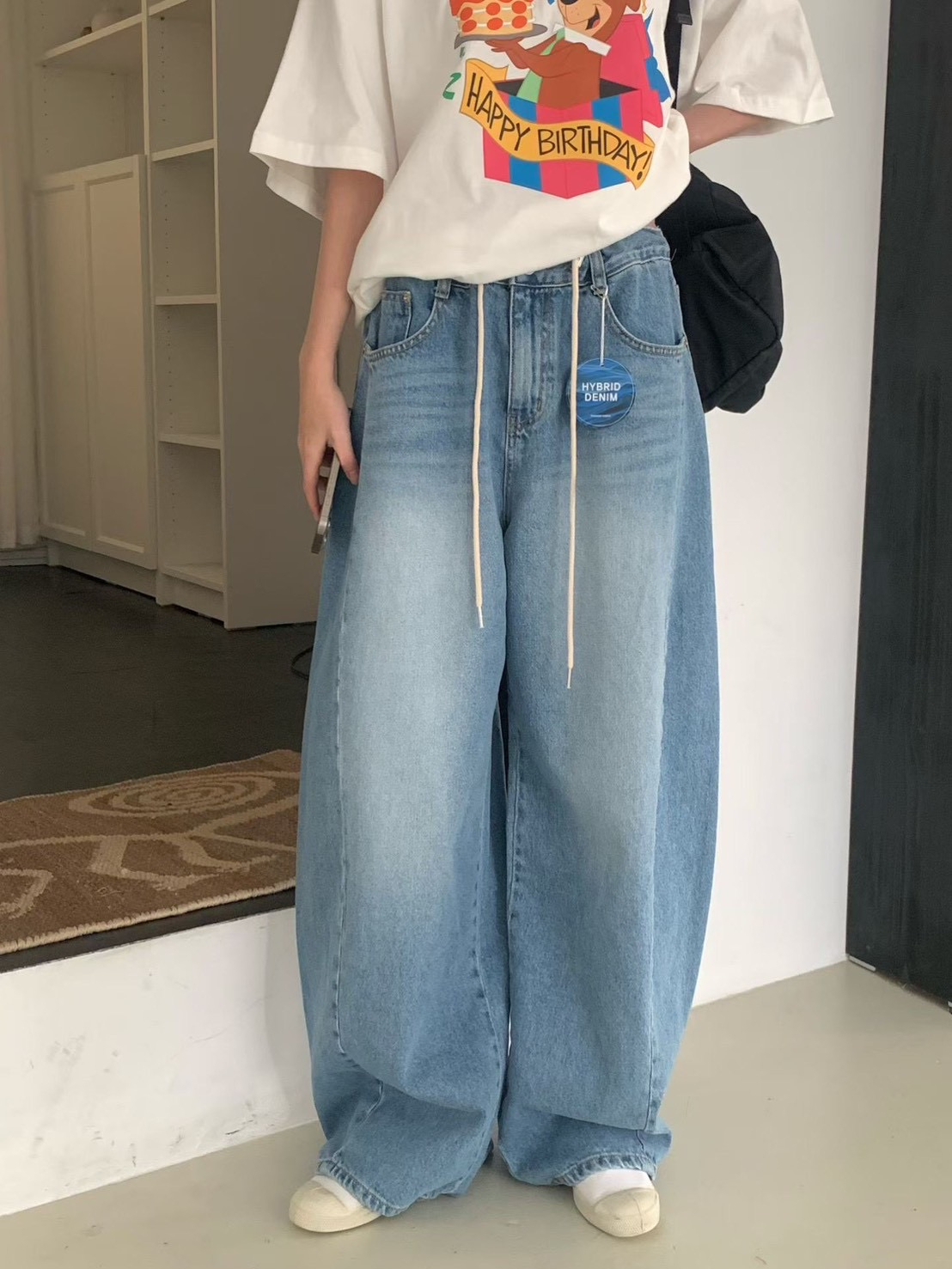 姊妹們許願的誇張版彎刀牛仔褲｜寬版輪廓・自然洗水丹寧褲