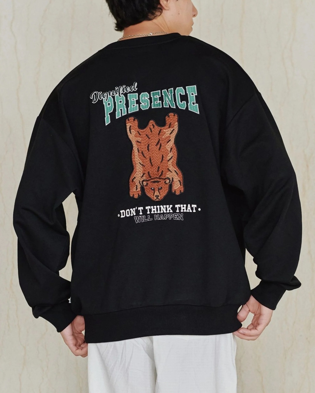 【POWER TO THE PEOPLE】熊皮地毯刺繡大學TEE