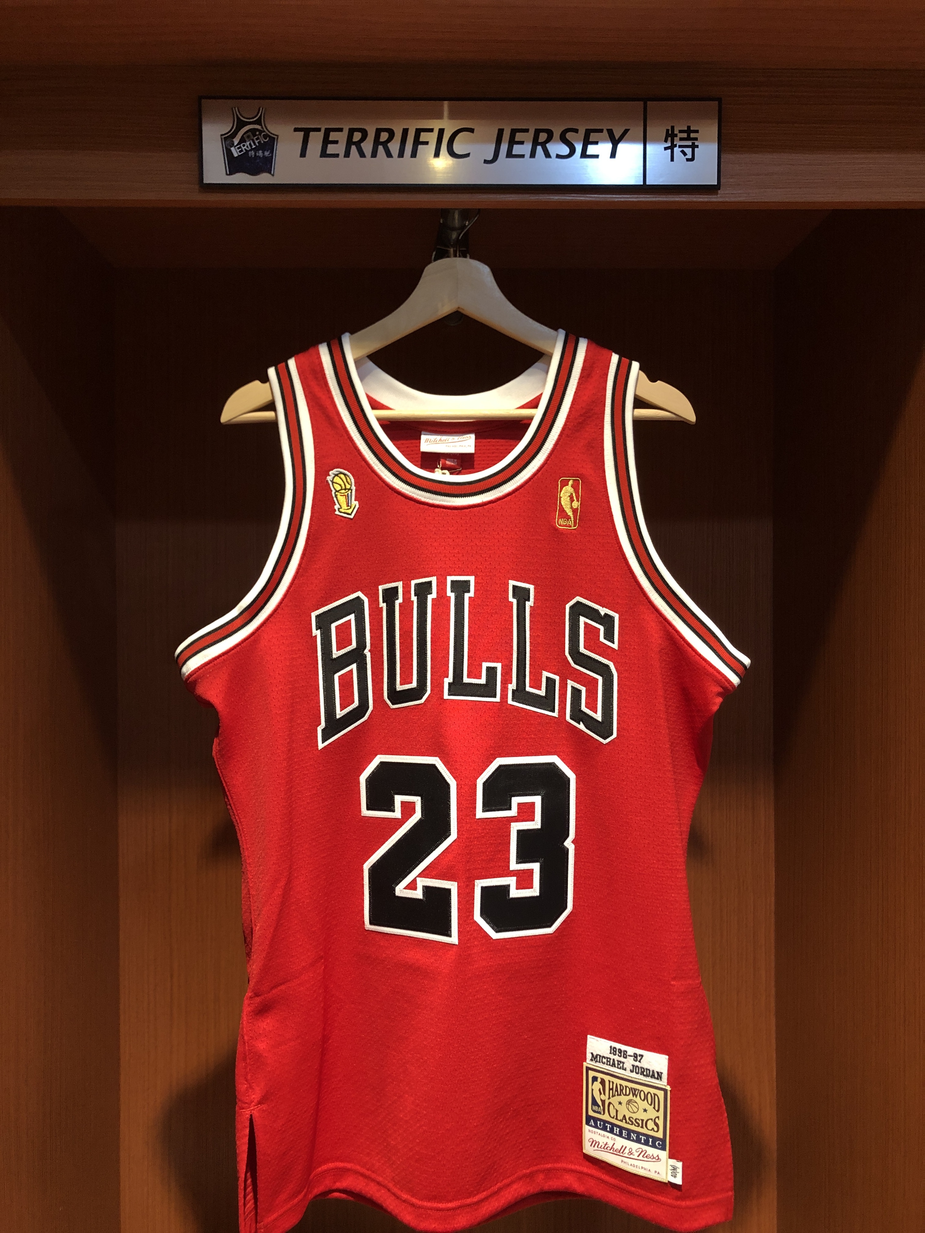 NBA球衣 Michael Jordan 芝加哥公牛 96-97紅 冠軍章 小金盃 金標 M&N Authentic 球員版 電繡 全新