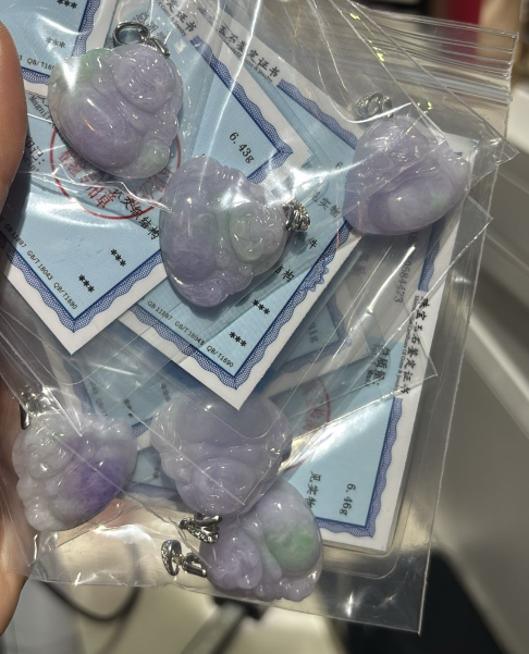 260117 - C80 天然A貨緬甸翡翠春彩佛公吊咀1粒（一物一證書）