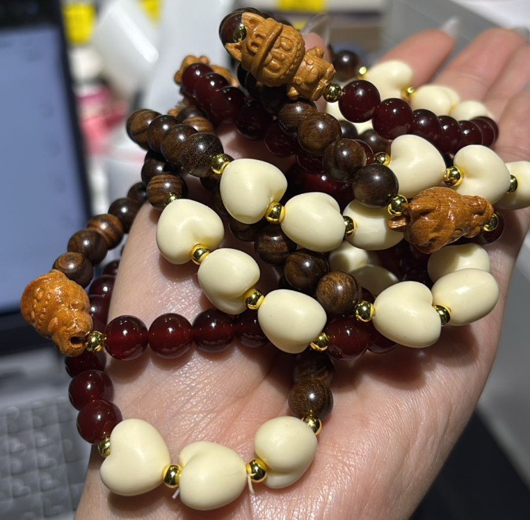 260117 - C81 黃花梨木象牙果檀木雕刻小魔怪紅瑪瑙手串