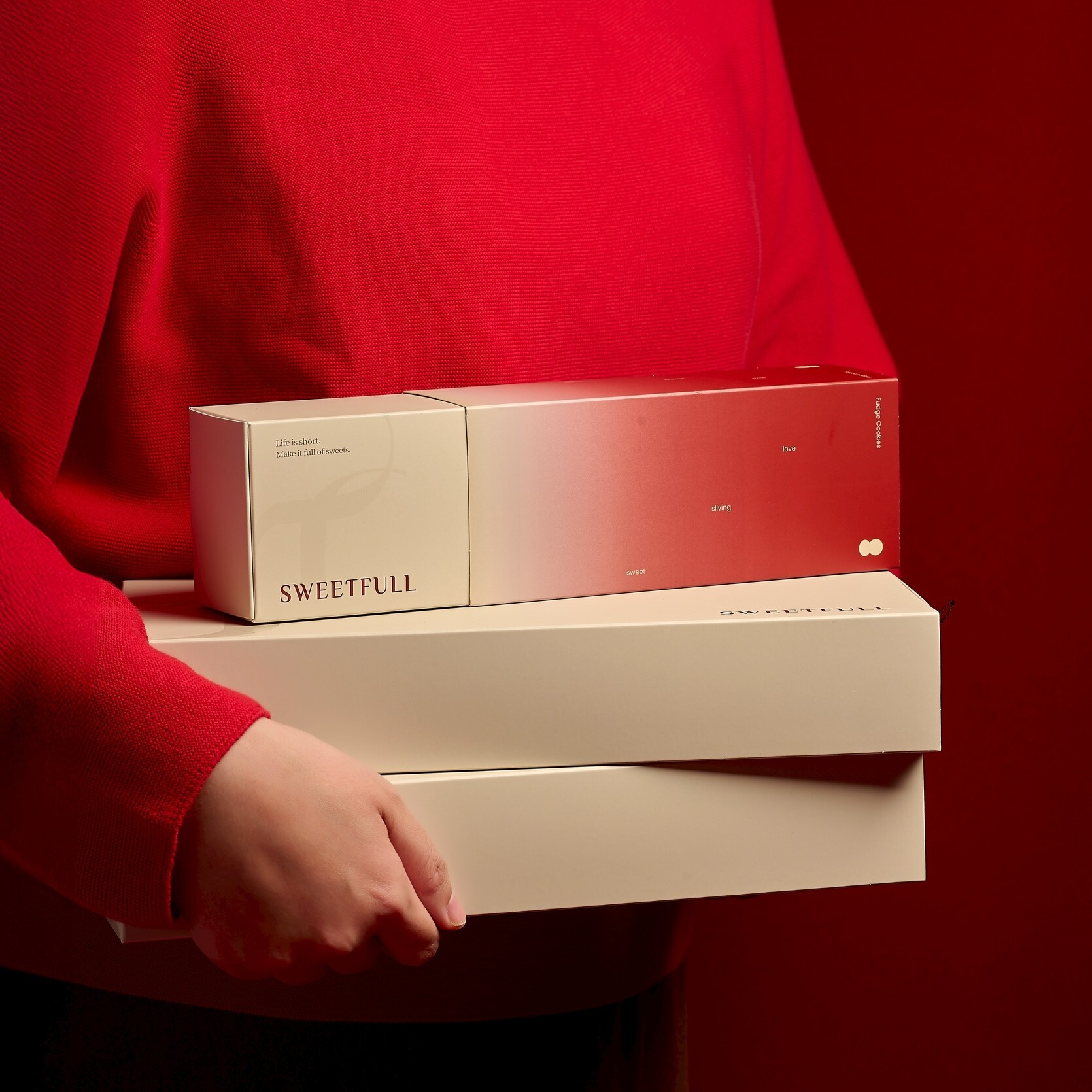 Sweetfull 春節禮盒手持實拍，適合企業送禮與年節大宗採購
