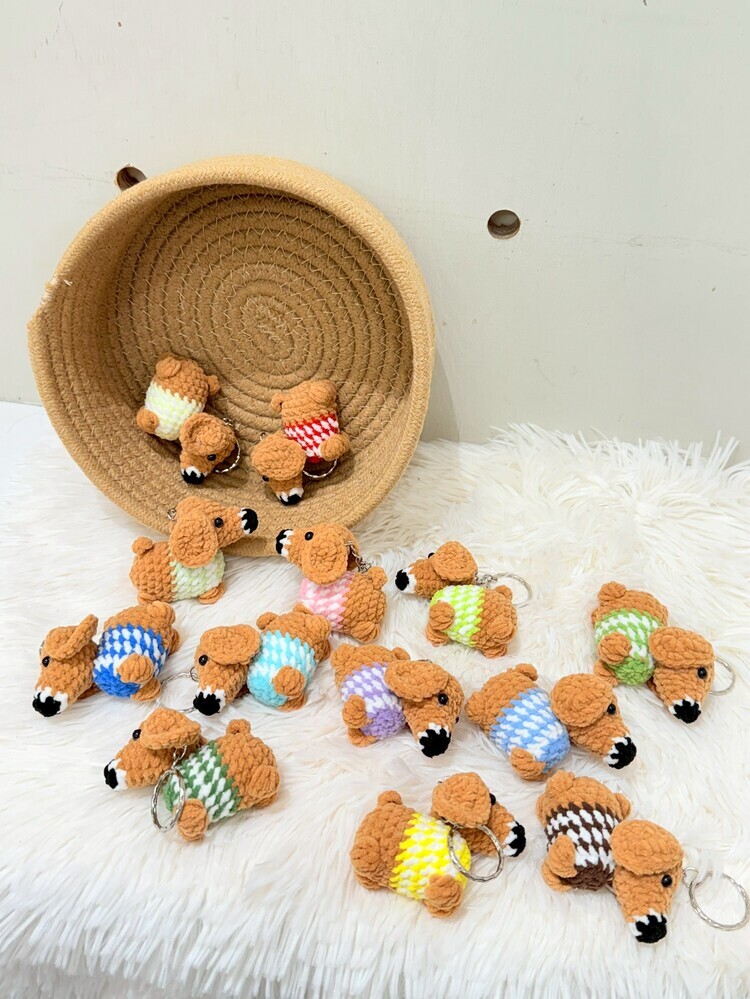 迷你奶茶色臘腸狗吊飾(衣服顏色隨機)