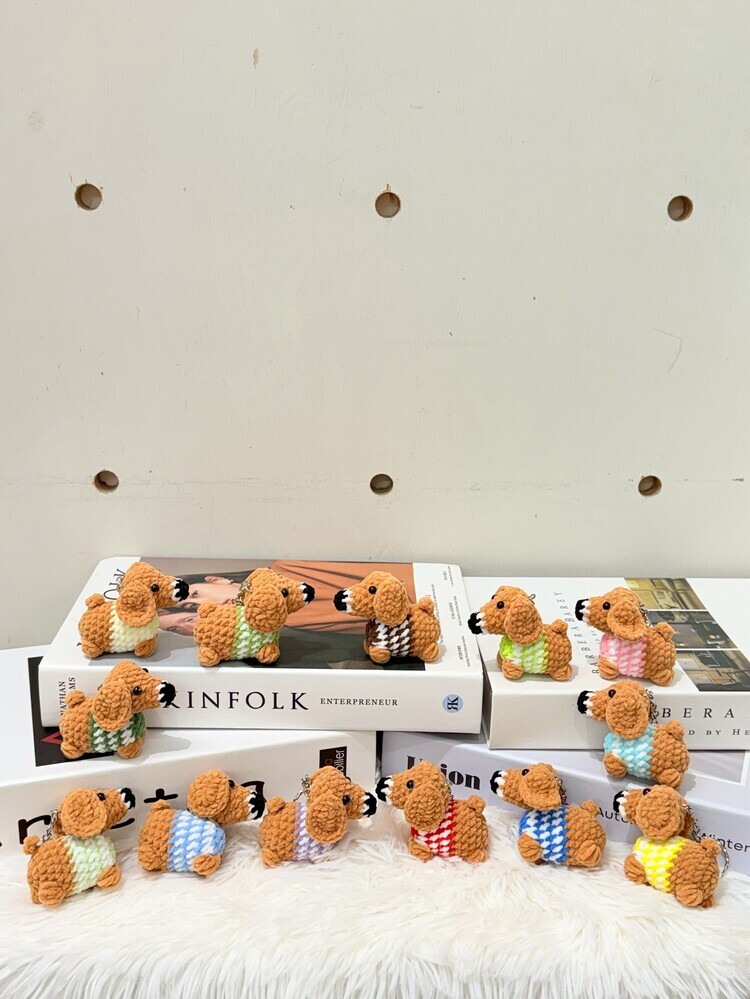 迷你奶茶色臘腸狗吊飾(衣服顏色隨機)