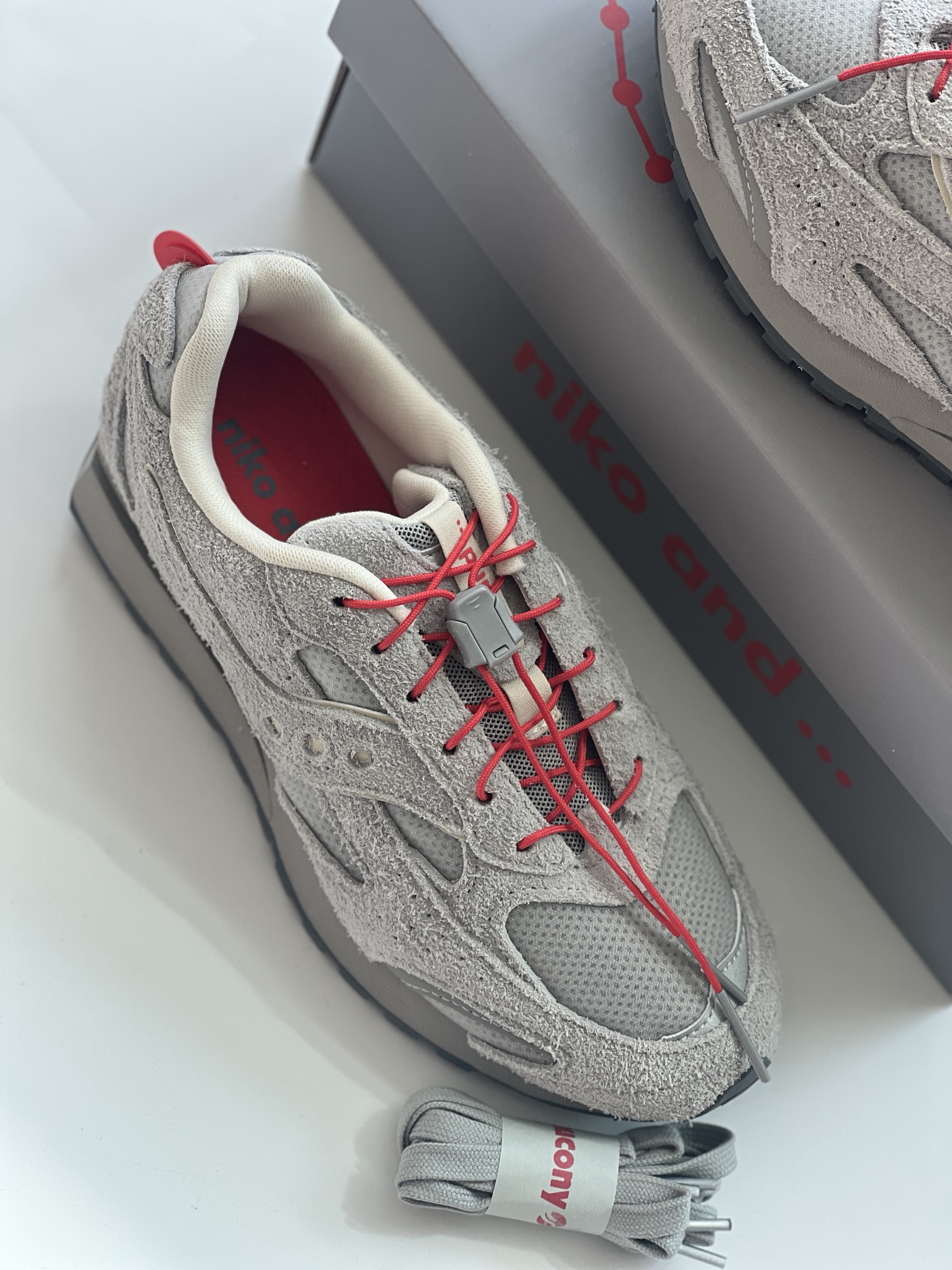 代購-NIKO AND ... x SAUCONY TRAINER 80X 米灰色 S79070-9