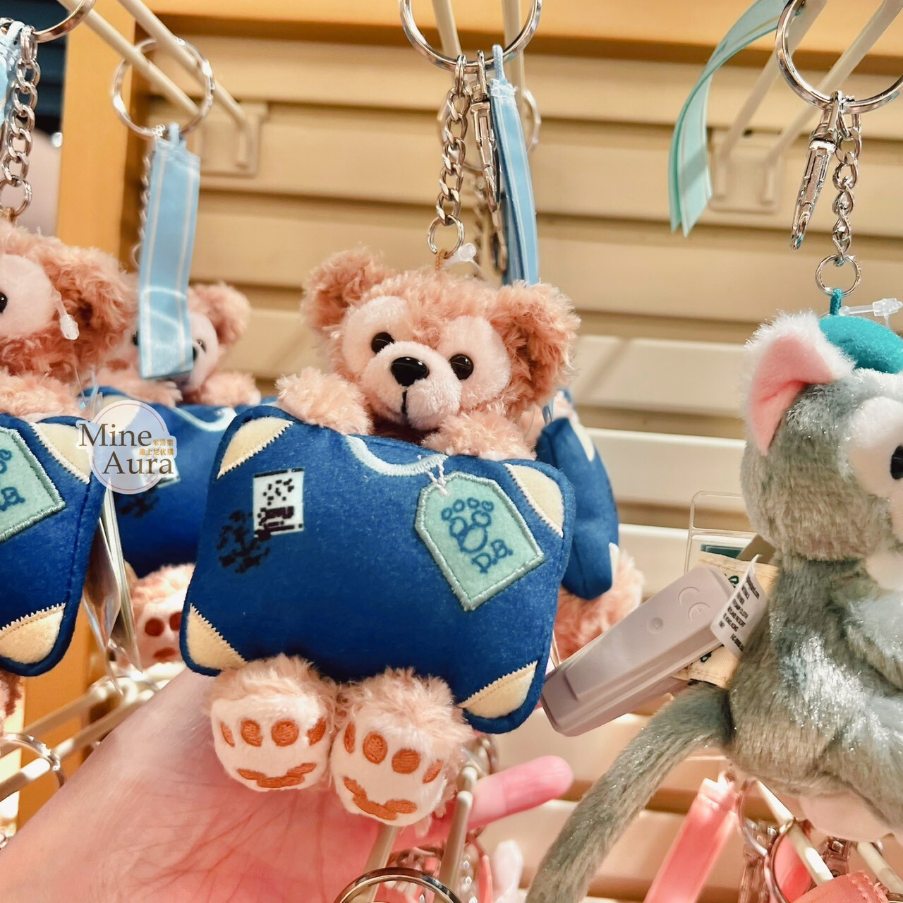 達菲 Duffy 抱行李箱 造型 絨毛 坐姿 吊飾 鑰匙圈 -香港迪士尼樂園