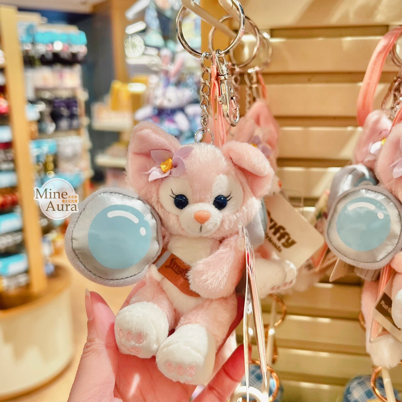 玲娜貝兒 LinaBell 抱放大鏡 造型 絨毛 坐姿 吊飾 鑰匙圈 -香港迪士尼樂園