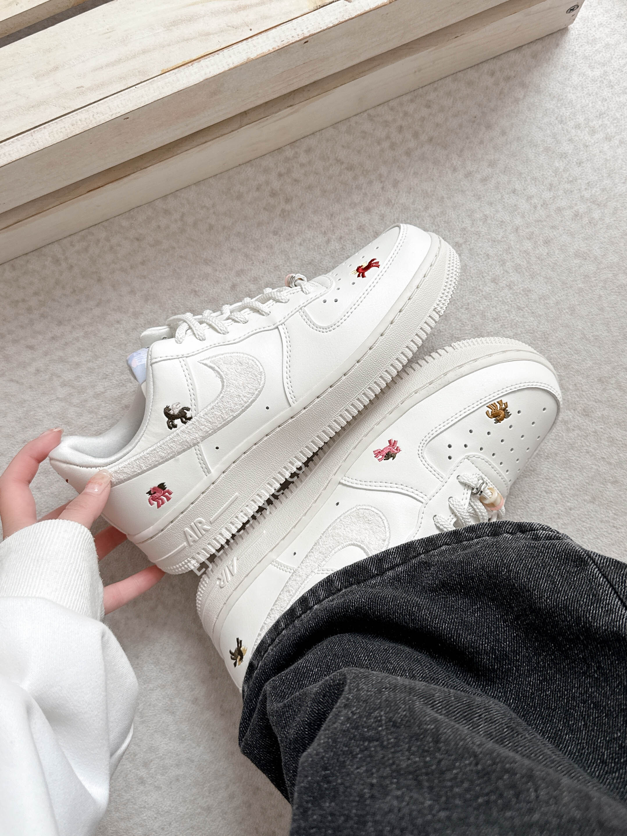 NIKE AIR FORCE 1 AF1 2026年 馬年限定 奶油白 刺繡 飛馬 女鞋 IQ1143-100 / 調貨