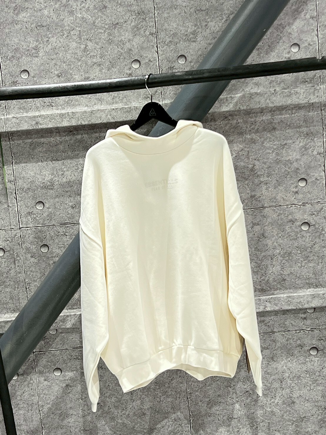 FOG ESSENTIALS 正面膠印Logo 連帽黑小標 米白帽T