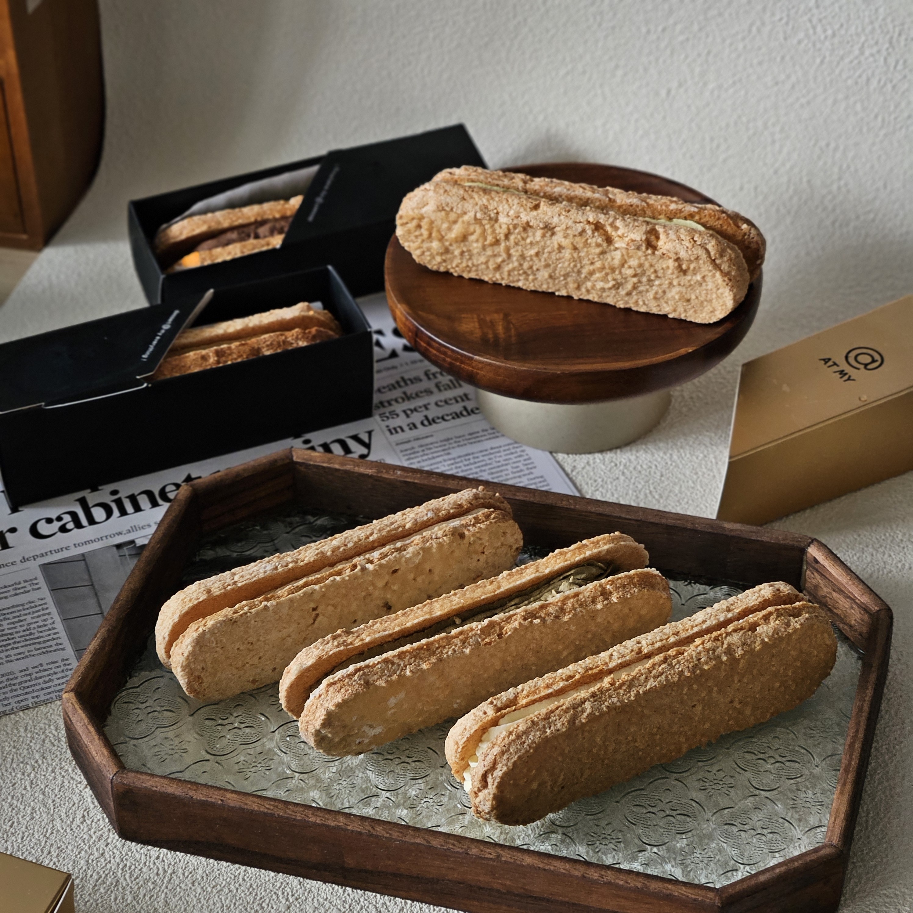 AT MY 達克瓦茲甜點情境陳列,多款口味整齊擺放於木盤上,呈現外酥內柔的餅體質地