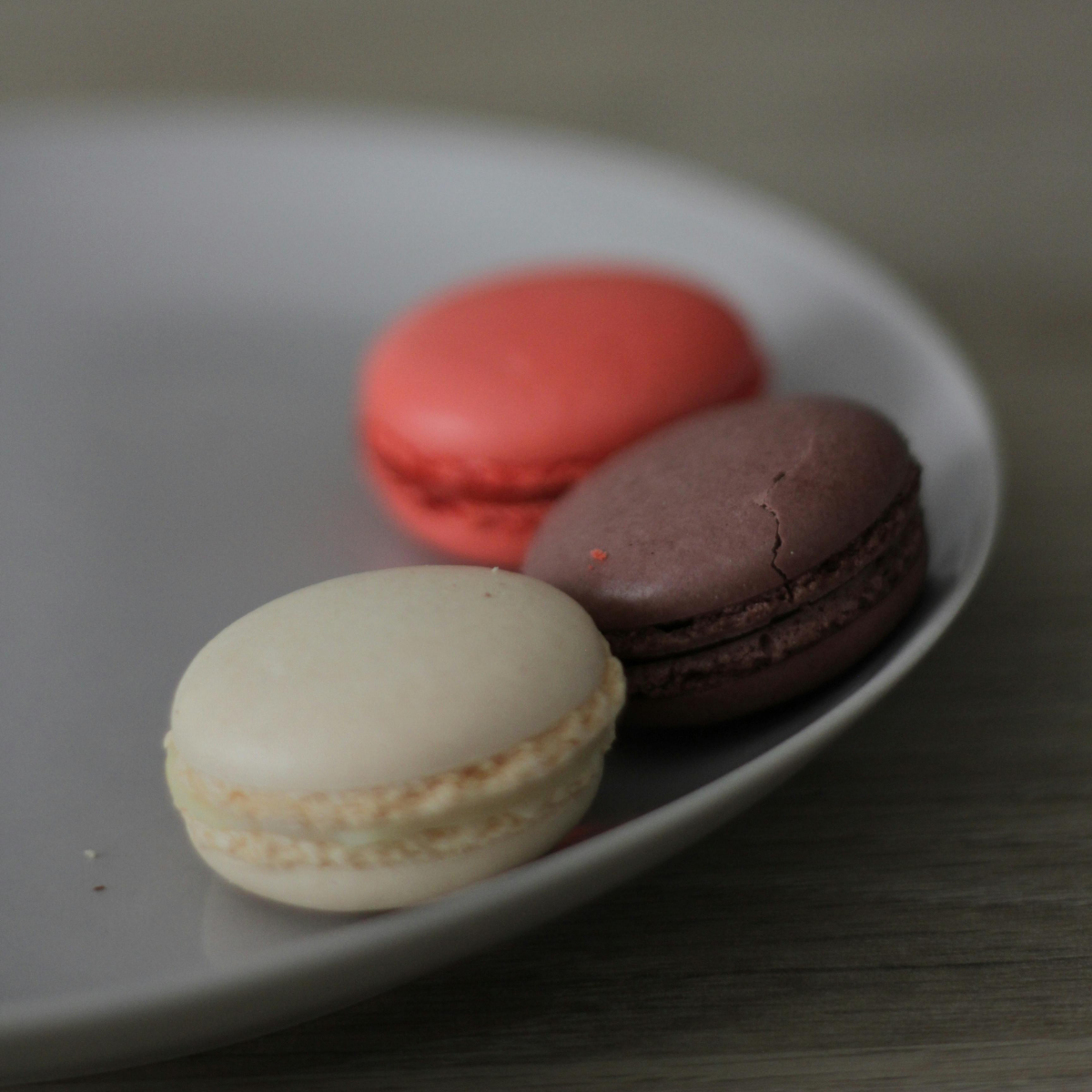 法式馬卡龍近拍圖,細緻圓潤外殼與柔滑夾餡,作為達克瓦茲口感對比示意