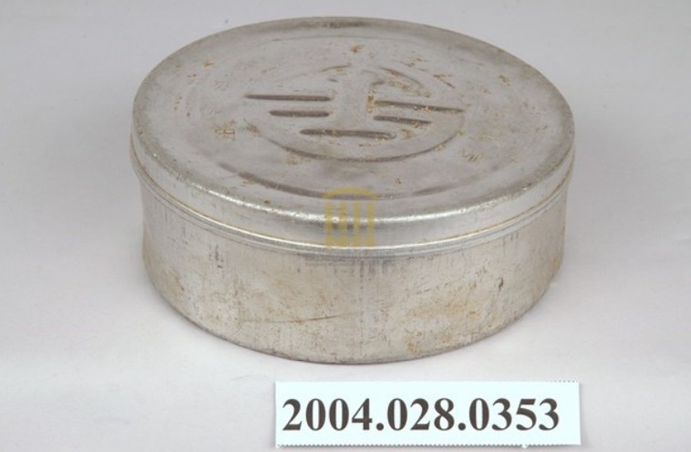 鐵路便當早年使用的是沉甸甸、吃完需要回收的不鏽鋼圓形鐵盒，後來才換成木片材質。