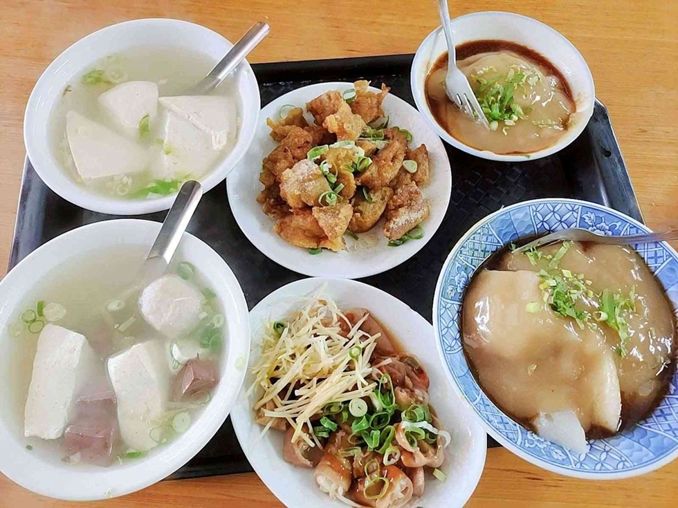 肉圓半透明、充滿嚼勁的外皮，是西方料理中極少見的質地，裡面包著肉與配料，還要淋上特製醬汁一起吃。