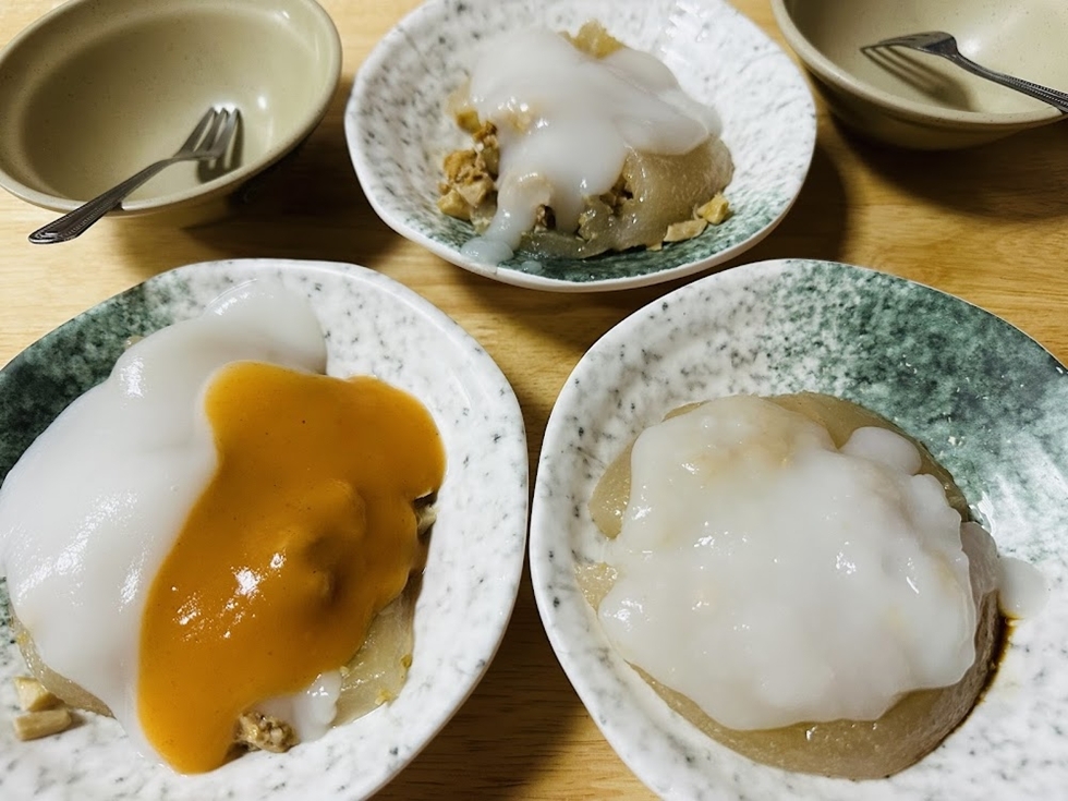 很多人第一次吃肉圓，會先注意到那層白色醬汁，看起來不起眼，卻是整碗的靈魂—「甜米醬」。