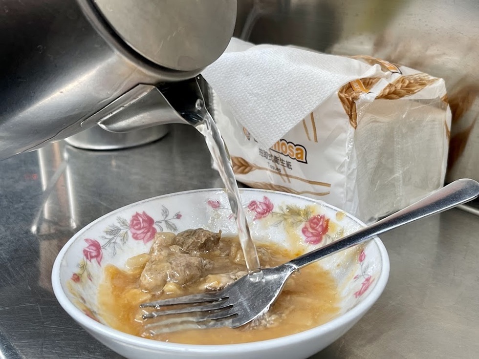 吃完肉圓後，千萬別把碗裡的醬汁刮乾淨，拿起桌上的不鏽鋼大茶壺，往碗裡倒進熱騰騰的清湯。