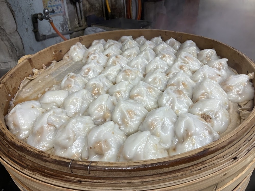 福記肉圓的皮軟嫩到幾乎入口即化，內餡是紮實的瘦肉塊，最道地的做法是配上一碗店家免費提供的精華大骨湯。
