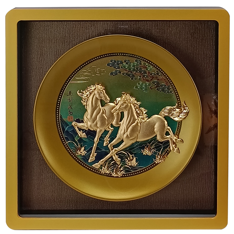 鹿港窯禮品館｜雙馬奔騰金圓滿瓷盤 松影雲海高雅企業送禮推薦