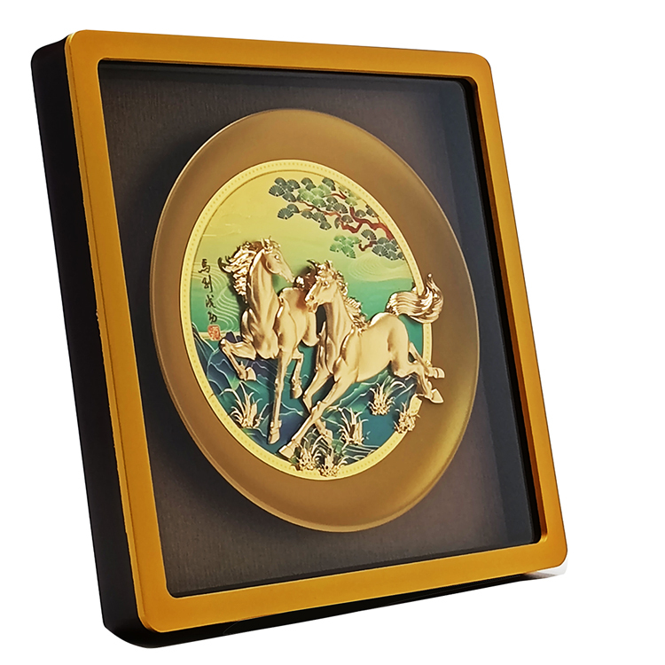 鹿港窯禮品館｜雙馬奔騰金圓滿瓷盤 松影雲海高雅企業送禮推薦