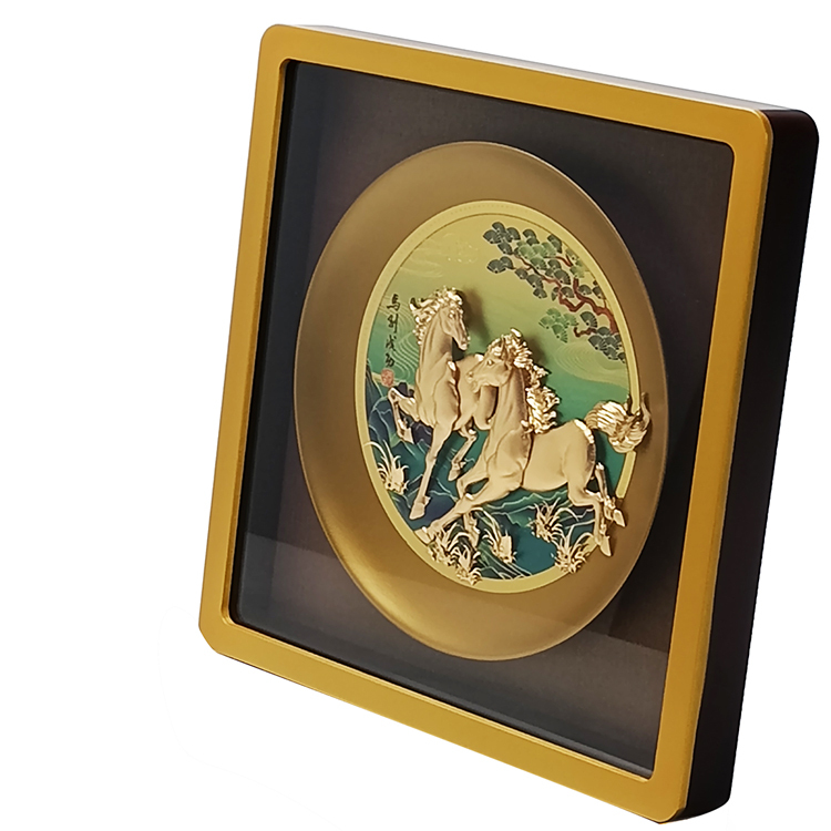 鹿港窯禮品館｜雙馬奔騰金圓滿瓷盤 松影雲海高雅企業送禮推薦