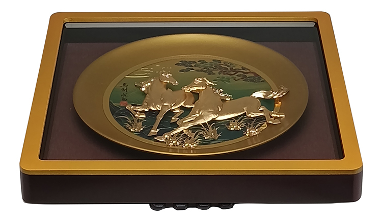 鹿港窯禮品館｜雙馬奔騰金圓滿瓷盤 松影雲海高雅企業送禮推薦