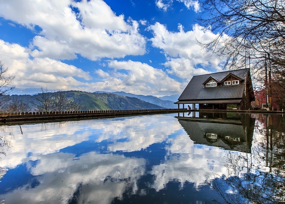 武陵農場的名字源自於《桃花源記》，與文學作品中描述那個「復行數十步，豁然開朗」的隱密樂土極為神似。