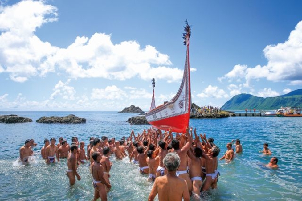 ：飛魚季是居住在人之島的達悟族（雅美族）的文化，家族核心很大一部分是圍繞著「海洋」。