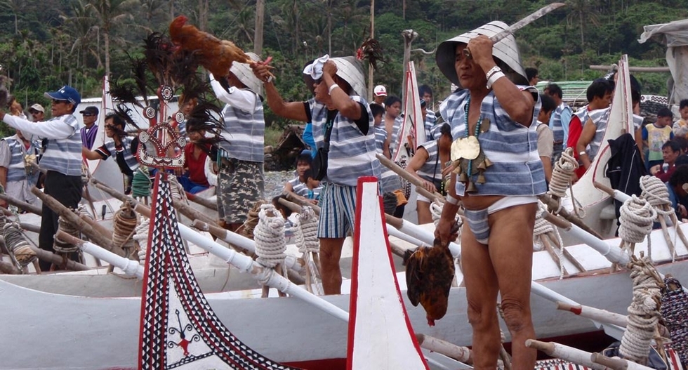 飛魚季的第一個階段是招魚祭，大約在二、三月，部落裡的男子都會穿上傳統的「丁字褲」聚集在海邊，呼喚飛魚群來到島邊。