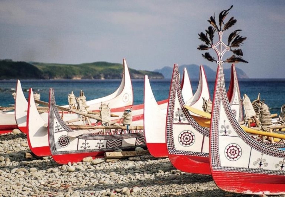 飛魚季的拼板舟常常吸引旅客目光，它象徵守護的存在，在出海時陪著船前行。