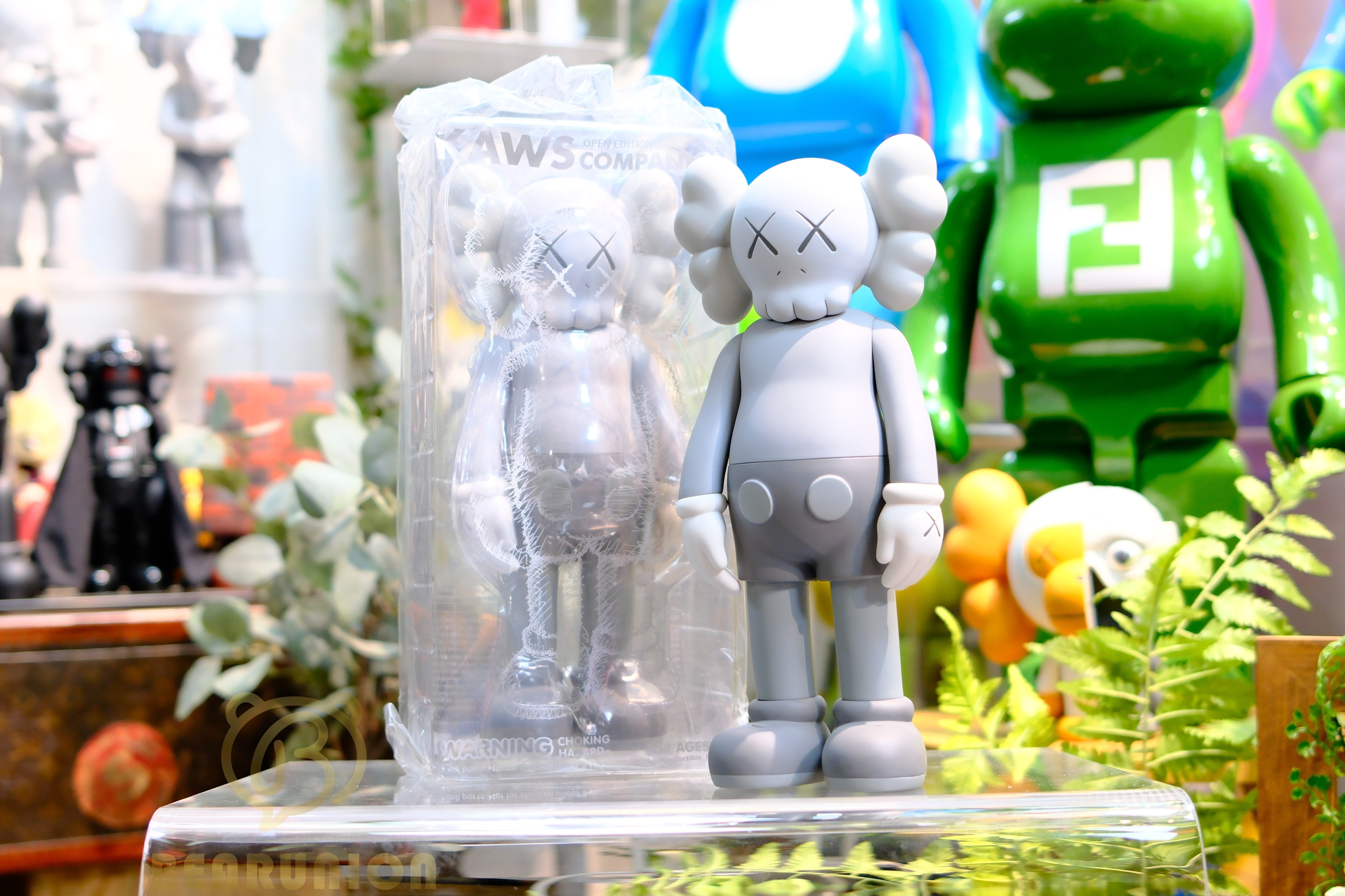 🥇現貨🥇KAWS Companion Open Edition Vinyl  Figure Grey