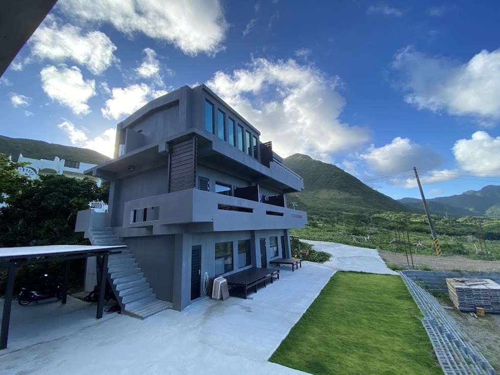 住在部落民宿，可以在晚上坐在民宿門口，聽著老闆聊聊今年飛魚季的狀況。