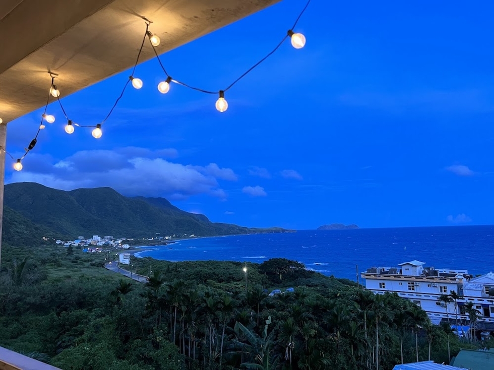 海人魚民宿的房間就可以看到無敵海景，在飛魚季的收藏祭期間，有機會看見主人家親手處理飛魚、掛上魚架的過程。