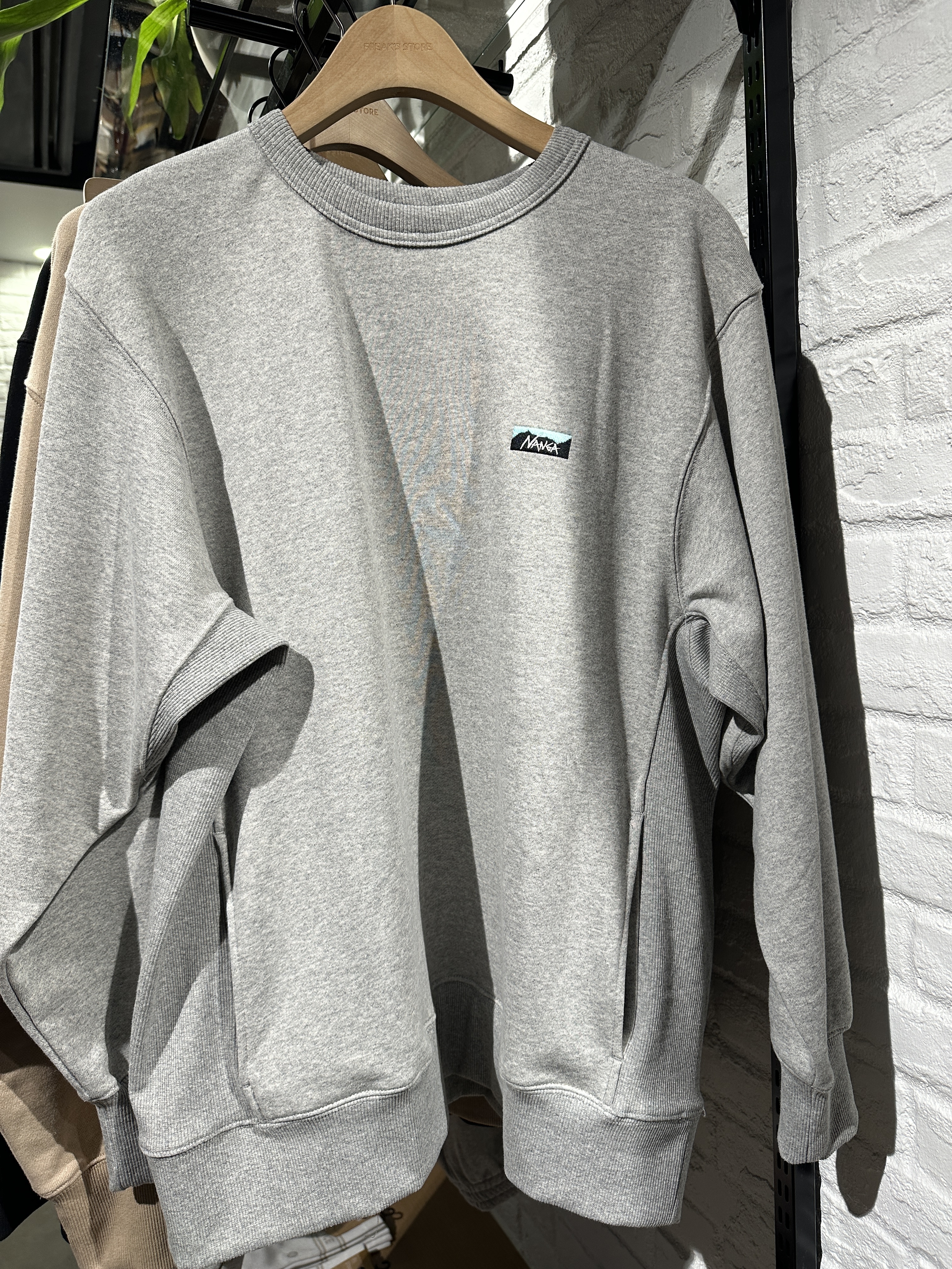 【日本限時連線🇯🇵  1/20中午12:00 準時收單 ✈️ 】NANGA ECO HYBRID MINI BOX LOGO EMBROIDERY SWEATSHIRT 迷你盒形標誌 大學tee NW2441-1F013