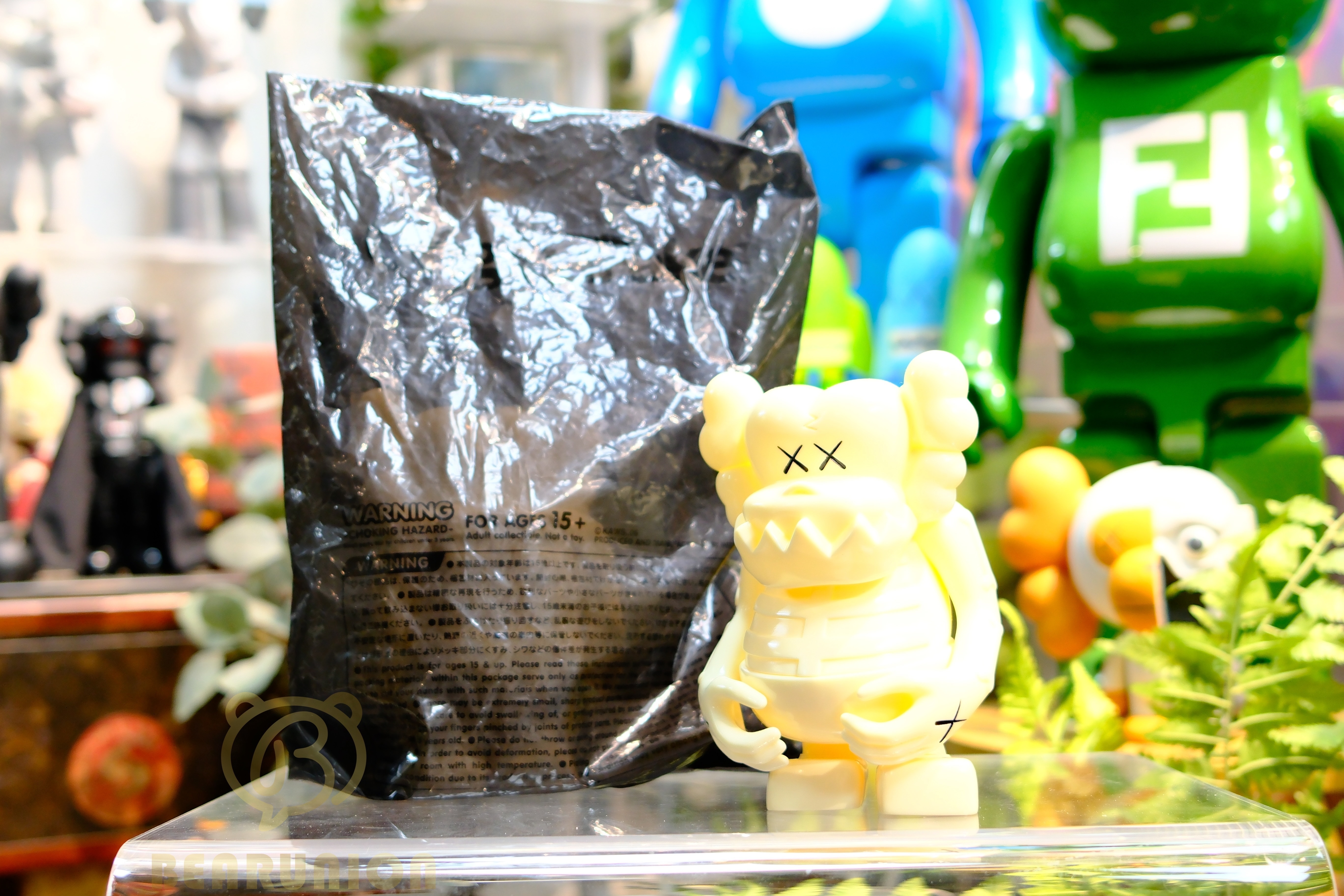 🥇現貨🥇KAWS Bounty Hunter Skull Kun Vinyl Figure Red White