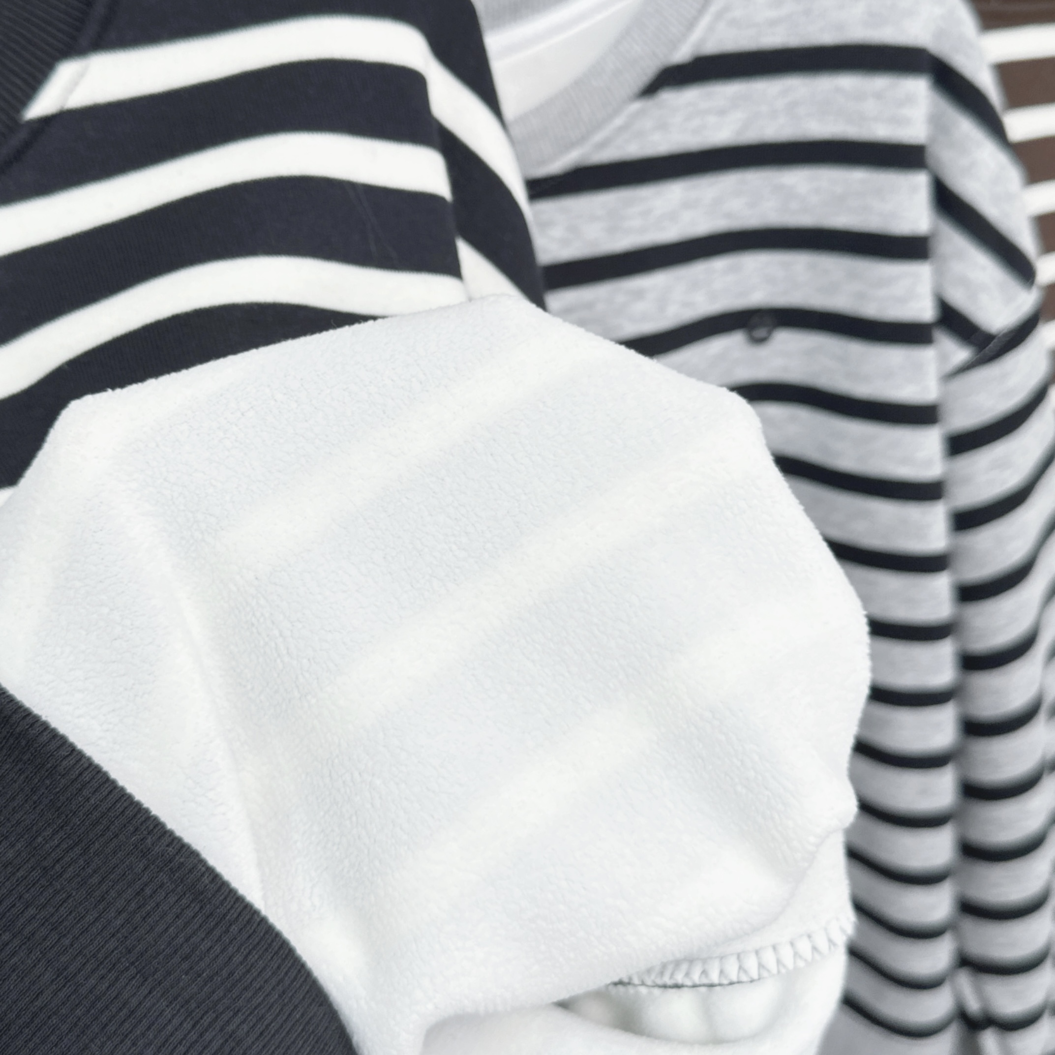 小狗圓牌絨毛底橫間衛衣 (E123-E126)