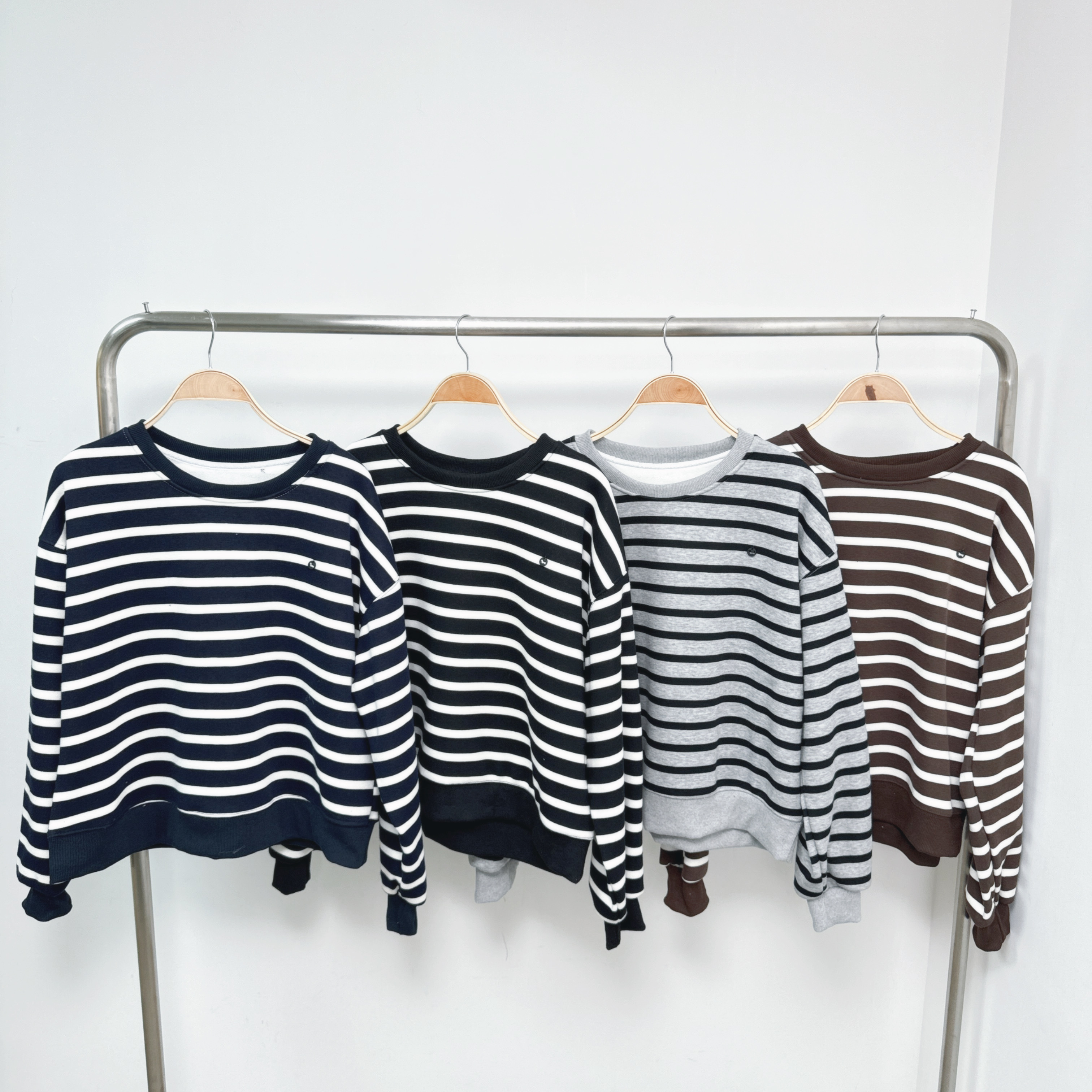 小狗圓牌絨毛底橫間衛衣 (E123-E126)