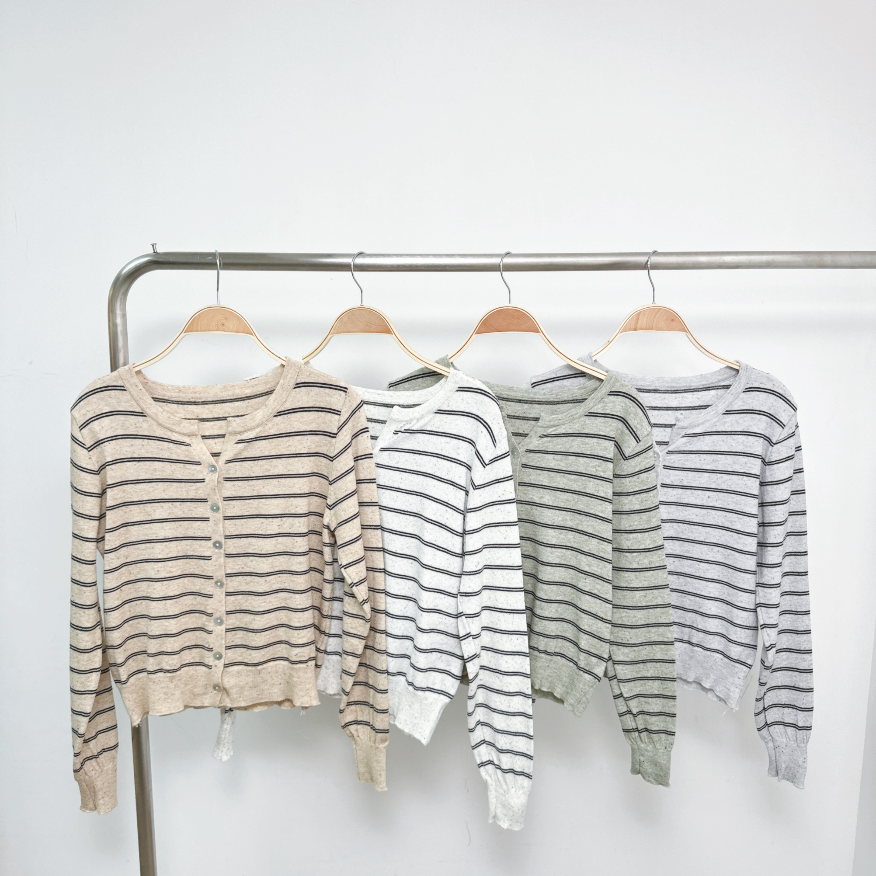 領位小V點點橫間開鈕針織外套 (E97-E100)