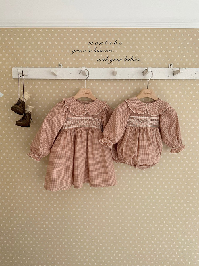 正韓春Monbebe 兩色禮貌格子刺繡蕾絲包屁衣