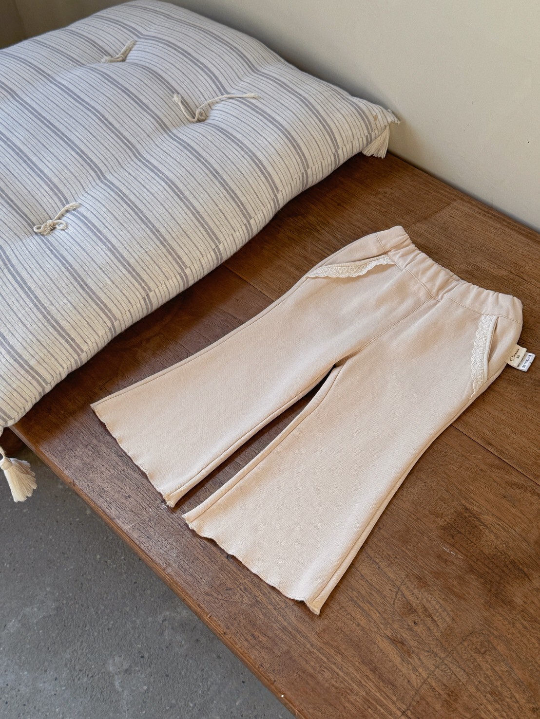 奶霜蕾絲喇叭褲