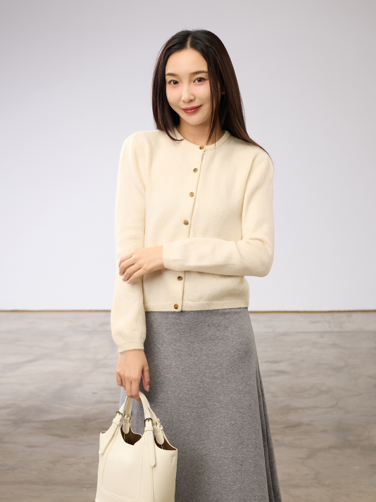 細緻排釦薄款針織外套（6.5%棉羊毛）
