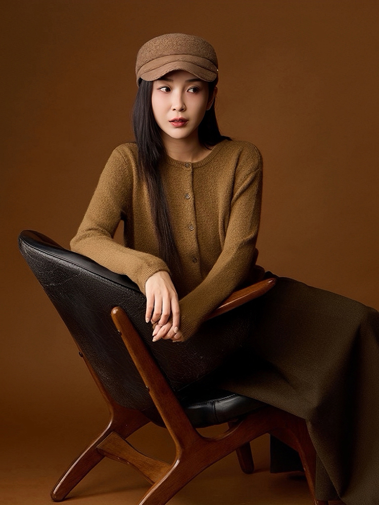 細緻排釦薄款針織外套（6.5%棉羊毛）