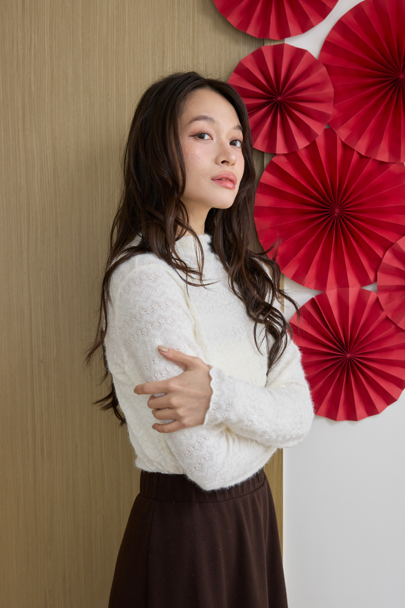 半高領壓花木耳邊內搭上衣