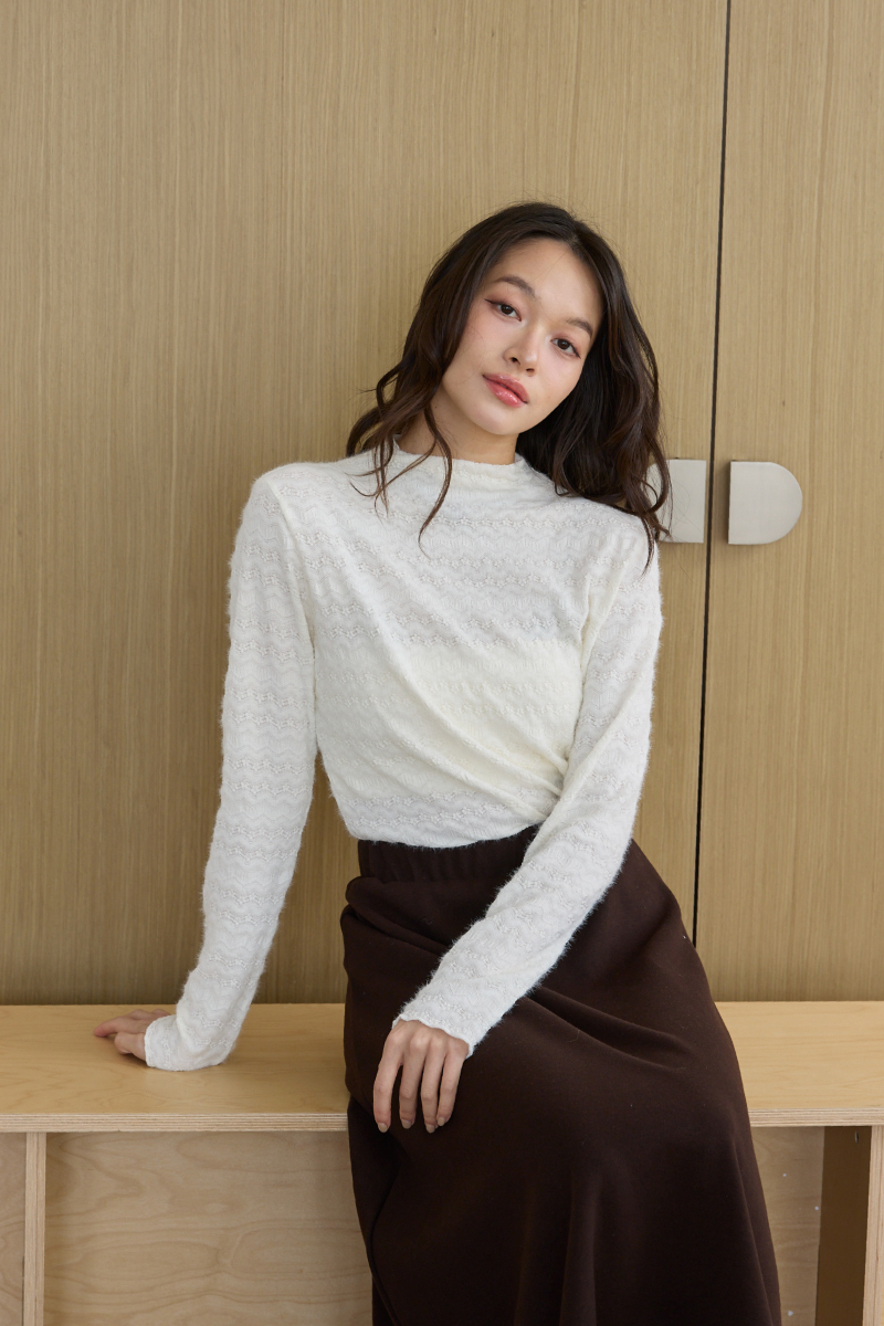 半高領壓花木耳邊內搭上衣