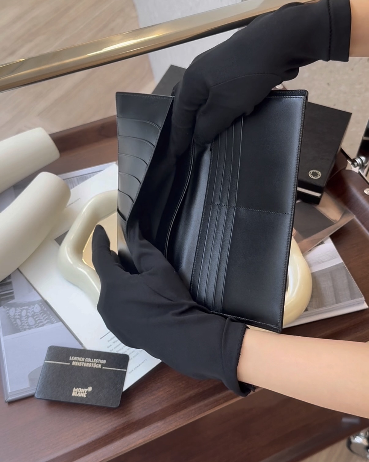 MONTBLANC｜皮革翻蓋14卡長夾 黑色