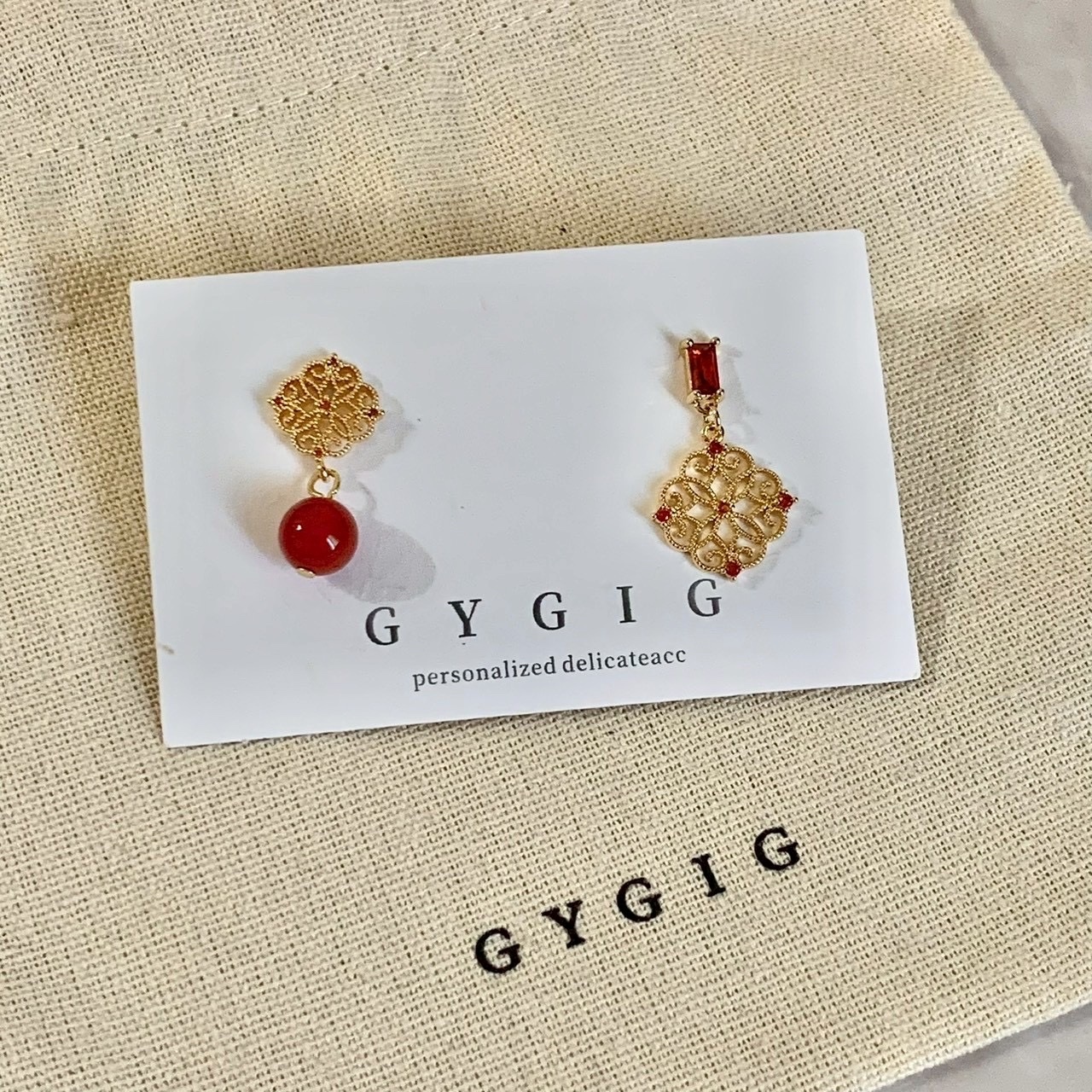 Gy”紅鑽金蕾絲花幅簾/不對稱耳墜