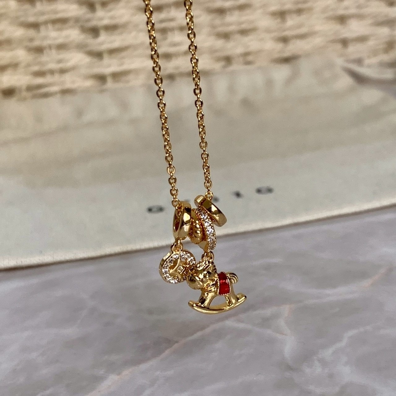 Gy馬年限定款”紅釉小木馬多環小墜項鍊