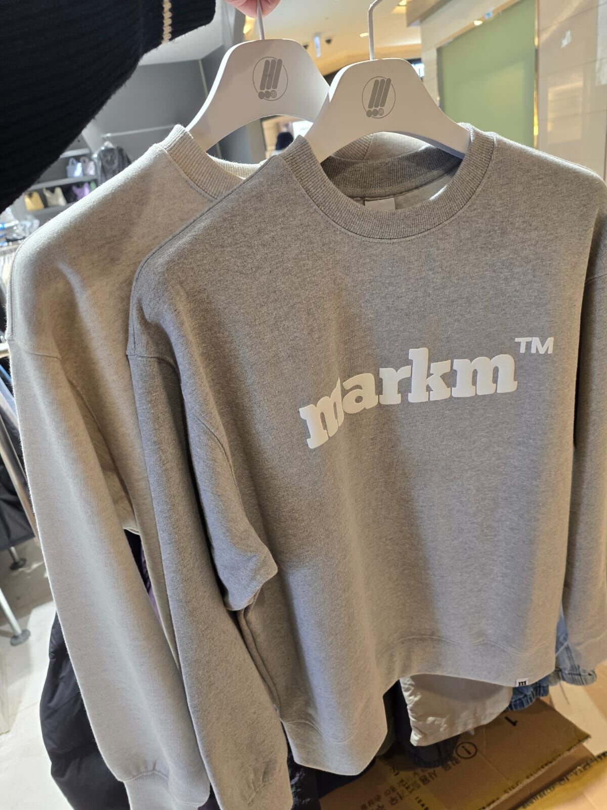 【預購】MARKM LX011929 Logo 圓領衛衣 (MHIBI8796)