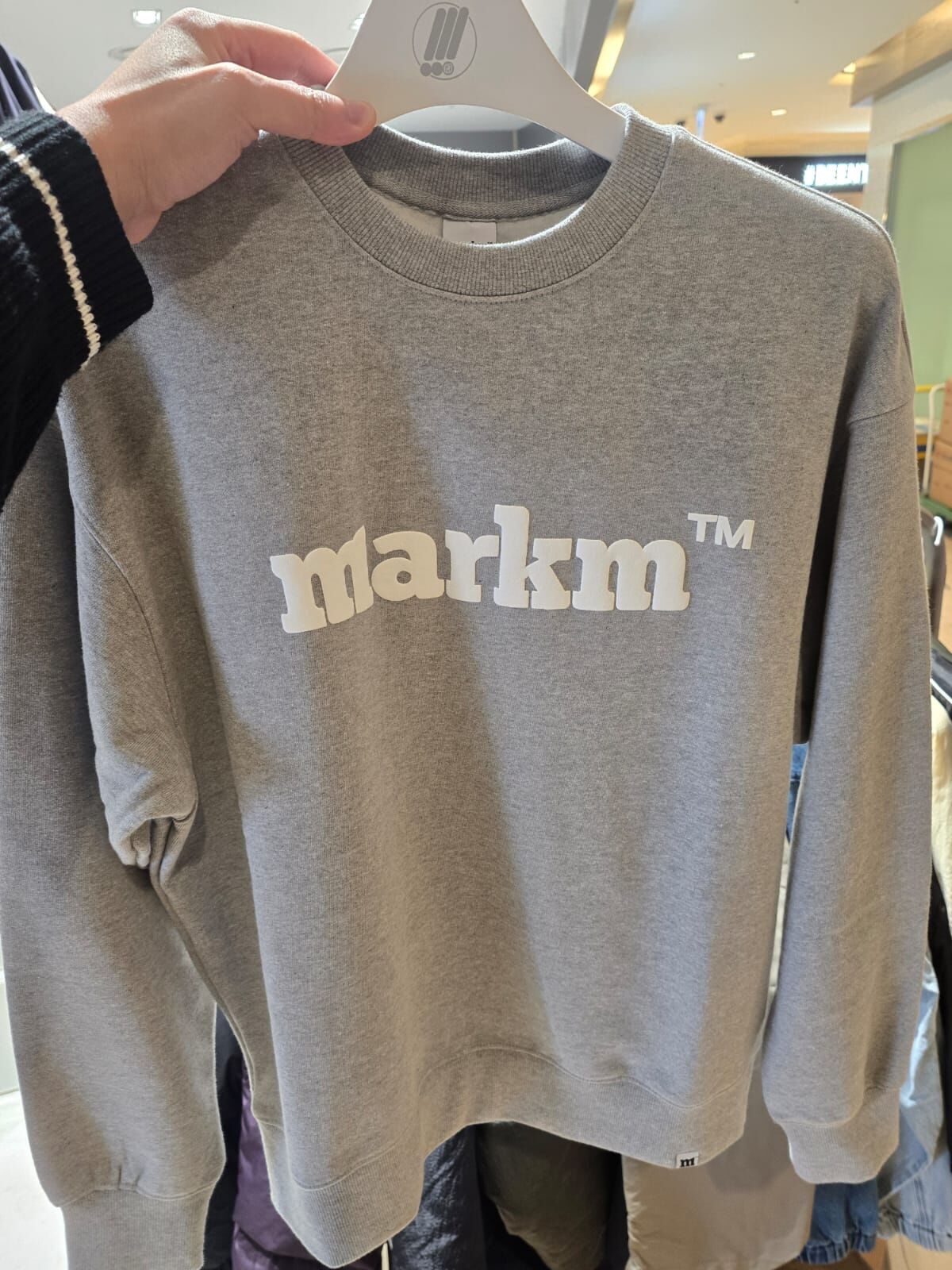 【預購】MARKM LX011929 Logo 圓領衛衣 (MHIBI8796)