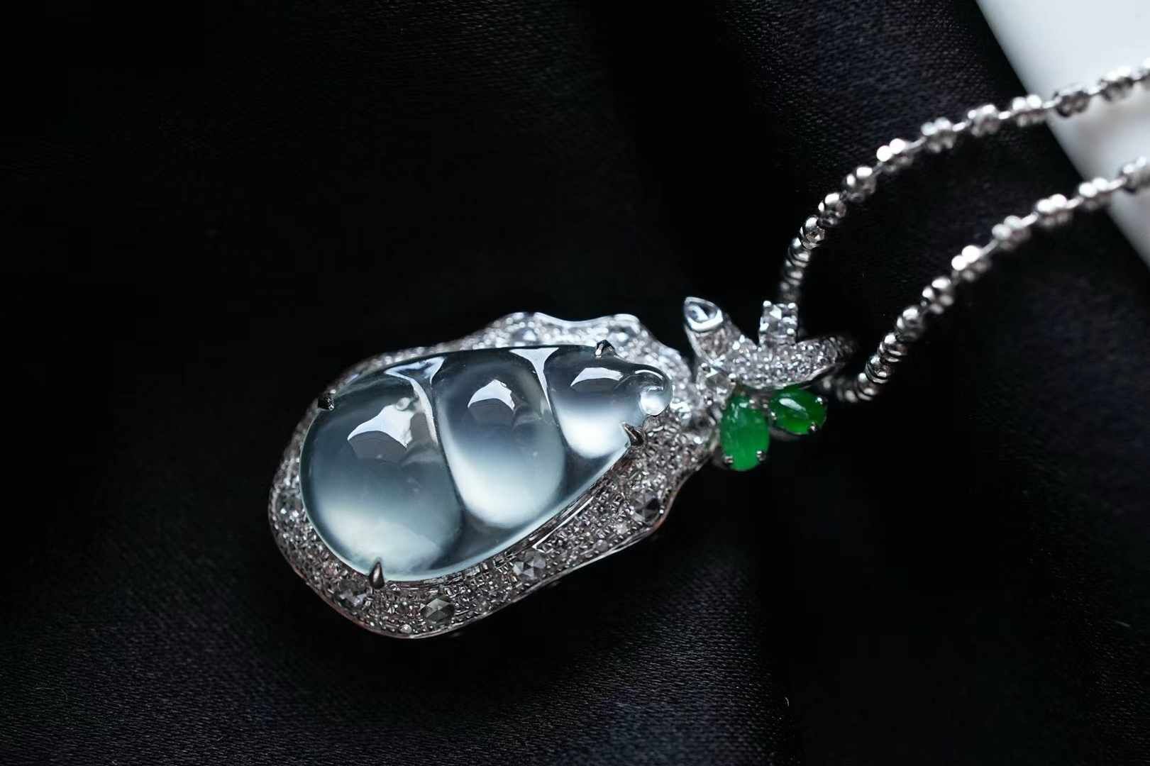 18827 翡翠玻璃種福豆吊墜