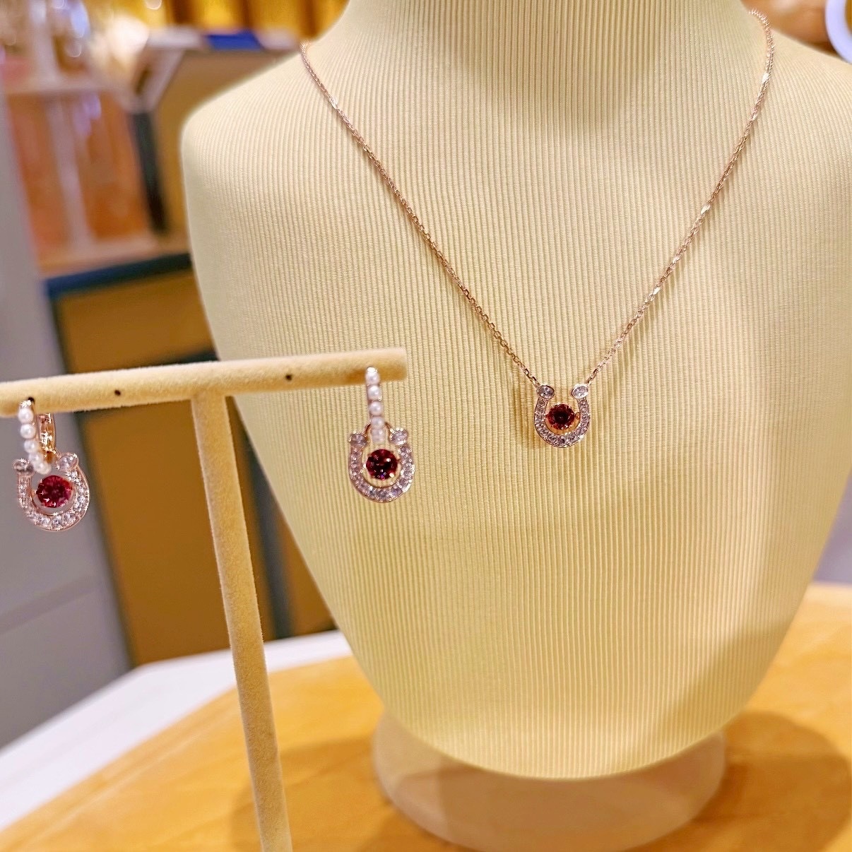 18”Symbolica施華洛紅寶石馬蹄鑽全系列”高奢定製