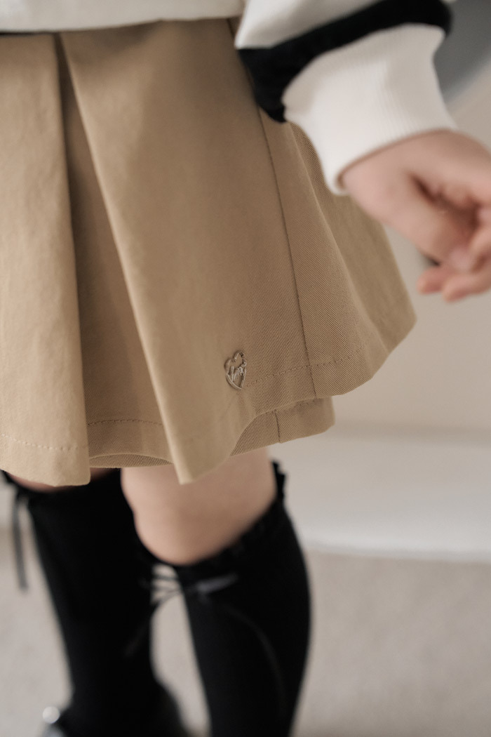 正韓春momoann 卡其百褶愛心小標裙褲